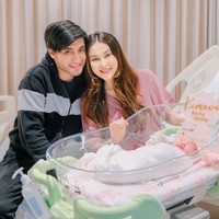 Vicy Melanie baru saja melahirkan putri pertamanya bersama Kevin Aprilio. Bayi mungil tersebut diberi nama Kimova Dasha Aprilio. Foto: Instagram/@kevinaprilio