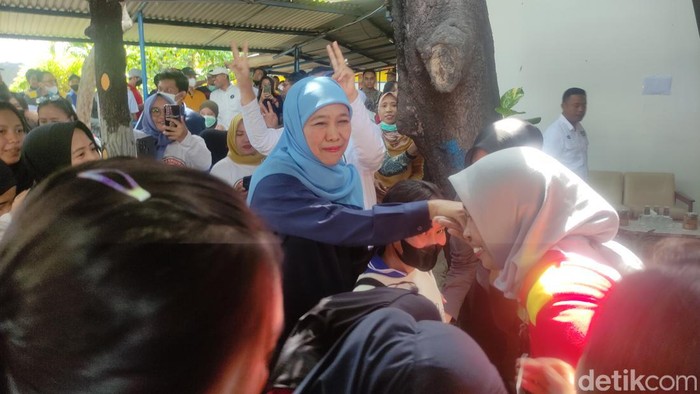 Khofifah Indar Parawansa saat mengunjungi pabrik biskuit di Sidoarjo.
