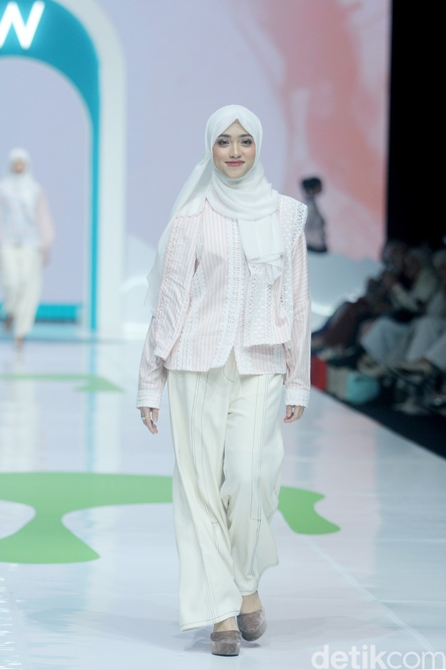 Inilah koleksi terbaru Cotton Ink x Artkea di Jakarta Muslim Fashion Week 2025, ICE BSD Tanggerang, Jumat, [11/10/2024]. Foto: Mohammad Abduh/detikcom.