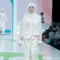 Inilah koleksi terbaru Cotton Ink x Artkea di Jakarta Muslim Fashion Week 2025, ICE BSD Tanggerang, Jumat, [11/10/2024]. Foto: Mohammad Abduh/detikcom.