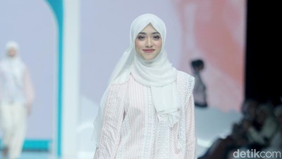 10 Koleksi Busana Cotton Ink x Artkea Kolaborasi dengan Wardah di JMFW 2025