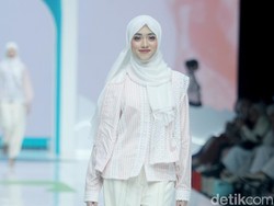 10 Koleksi Busana Cotton Ink x Artkea Kolaborasi dengan Wardah di JMFW 2025