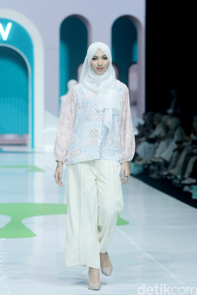 Inilah koleksi terbaru Cotton Ink x Artkea di Jakarta Muslim Fashion Week 2025, ICE BSD Tanggerang, Jumat, [11/10/2024]. Foto: Mohammad Abduh/detikcom.