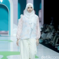 Inilah koleksi terbaru Cotton Ink x Artkea di Jakarta Muslim Fashion Week 2025, ICE BSD Tanggerang, Jumat, [11/10/2024]. Foto: Mohammad Abduh/detikcom.