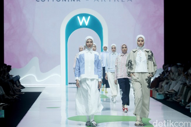 Inilah koleksi terbaru Cotton Ink x Artkea di Jakarta Muslim Fashion Week 2025, ICE BSD Tanggerang, Jumat, [11/10/2024]. Foto: Mohammad Abduh/detikcom.
