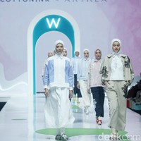 Inilah koleksi terbaru Cotton Ink x Artkea di Jakarta Muslim Fashion Week 2025, ICE BSD Tanggerang, Jumat, [11/10/2024]. Foto: Mohammad Abduh/detikcom.