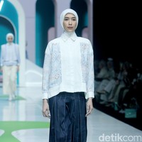 Inilah koleksi terbaru Cotton Ink x Artkea di Jakarta Muslim Fashion Week 2025, ICE BSD Tanggerang, Jumat, [11/10/2024]. Foto: Mohammad Abduh/detikcom.