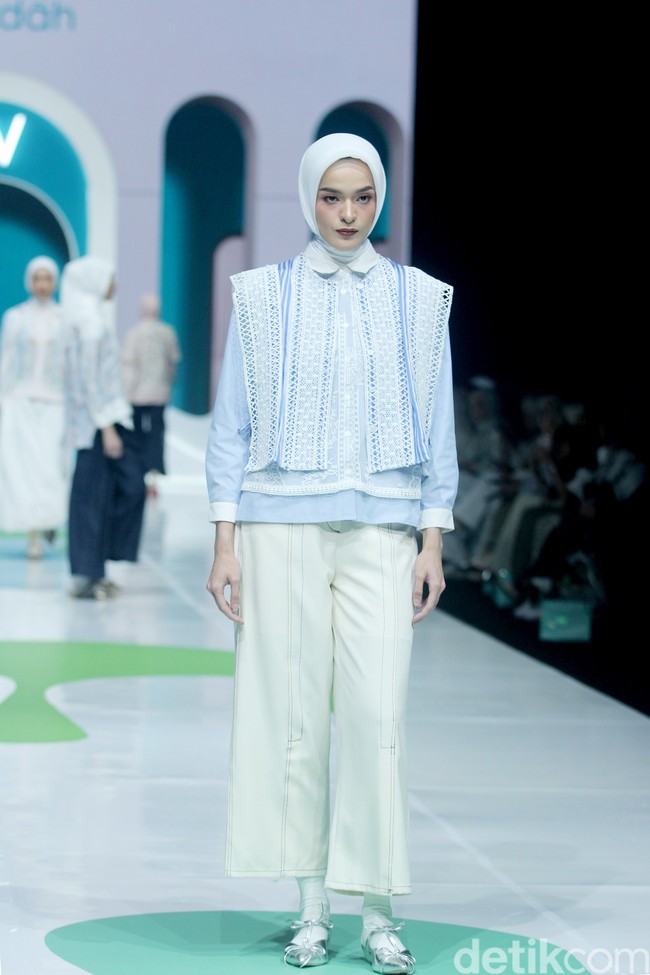 Inilah koleksi terbaru Cotton Ink x Artkea di Jakarta Muslim Fashion Week 2025, ICE BSD Tanggerang, Jumat, [11/10/2024]. Foto: Mohammad Abduh/detikcom.