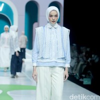Inilah koleksi terbaru Cotton Ink x Artkea di Jakarta Muslim Fashion Week 2025, ICE BSD Tanggerang, Jumat, [11/10/2024]. Foto: Mohammad Abduh/detikcom.