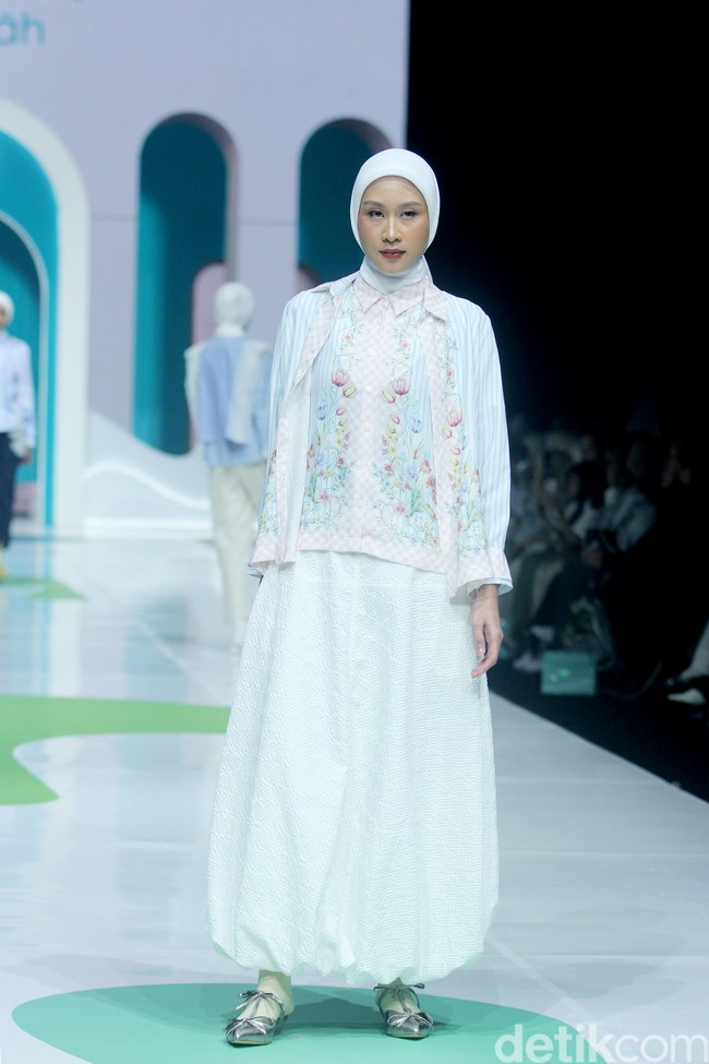 Inilah koleksi terbaru Cotton Ink x Artkea di Jakarta Muslim Fashion Week 2025, ICE BSD Tanggerang, Jumat, [11/10/2024]. Foto: Mohammad Abduh/detikcom.