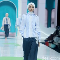 Inilah koleksi terbaru Cotton Ink x Artkea di Jakarta Muslim Fashion Week 2025, ICE BSD Tanggerang, Jumat, [11/10/2024]. Foto: Mohammad Abduh/detikcom.