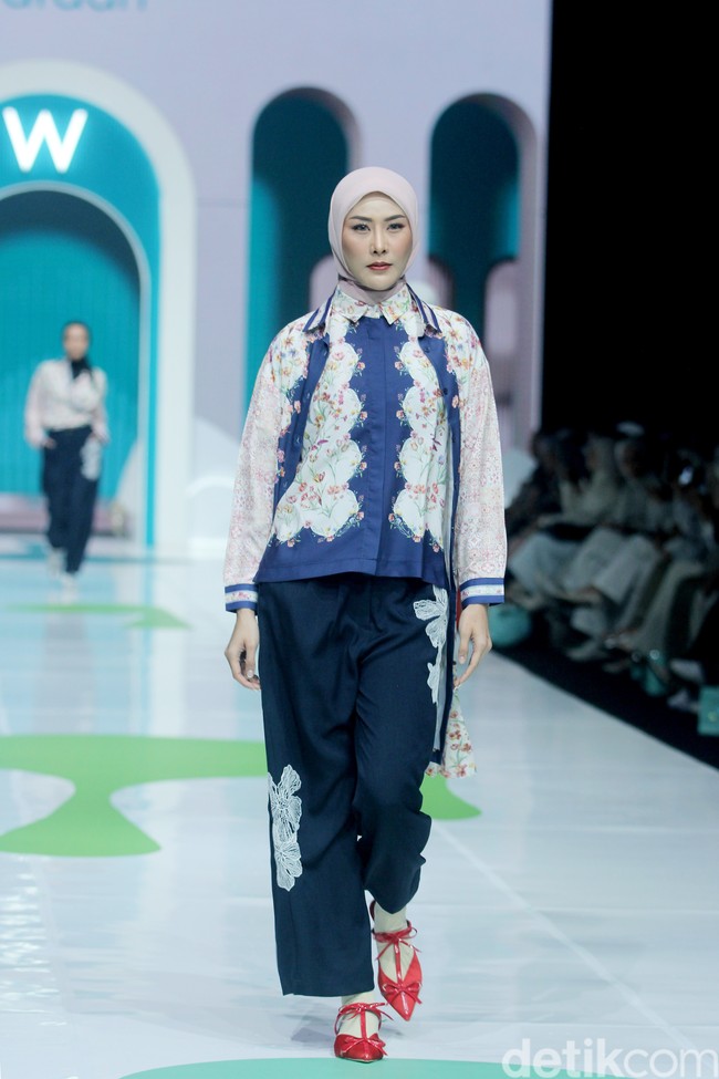 Inilah koleksi terbaru Cotton Ink x Artkea di Jakarta Muslim Fashion Week 2025, ICE BSD Tanggerang, Jumat, [11/10/2024]. Foto: Mohammad Abduh/detikcom.