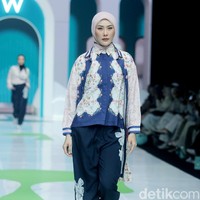 Inilah koleksi terbaru Cotton Ink x Artkea di Jakarta Muslim Fashion Week 2025, ICE BSD Tanggerang, Jumat, [11/10/2024]. Foto: Mohammad Abduh/detikcom.