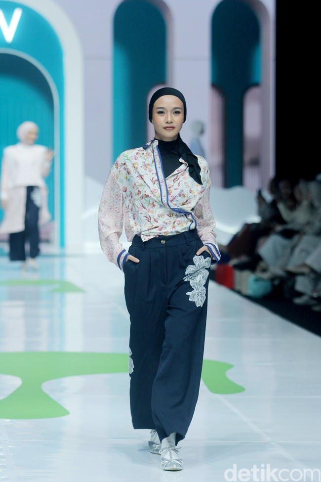 Inilah koleksi terbaru Cotton Ink x Artkea di Jakarta Muslim Fashion Week 2025, ICE BSD Tanggerang, Jumat, [11/10/2024]. Foto: Mohammad Abduh/detikcom.