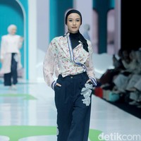 Inilah koleksi terbaru Cotton Ink x Artkea di Jakarta Muslim Fashion Week 2025, ICE BSD Tanggerang, Jumat, [11/10/2024]. Foto: Mohammad Abduh/detikcom.