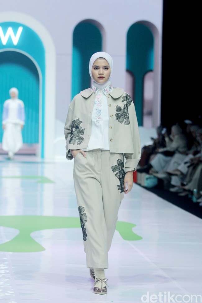 Inilah koleksi terbaru Cotton Ink x Artkea di Jakarta Muslim Fashion Week 2025, ICE BSD Tanggerang, Jumat, [11/10/2024]. Foto: Mohammad Abduh/detikcom.