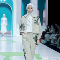 Inilah koleksi terbaru Cotton Ink x Artkea di Jakarta Muslim Fashion Week 2025, ICE BSD Tanggerang, Jumat, [11/10/2024]. Foto: Mohammad Abduh/detikcom.