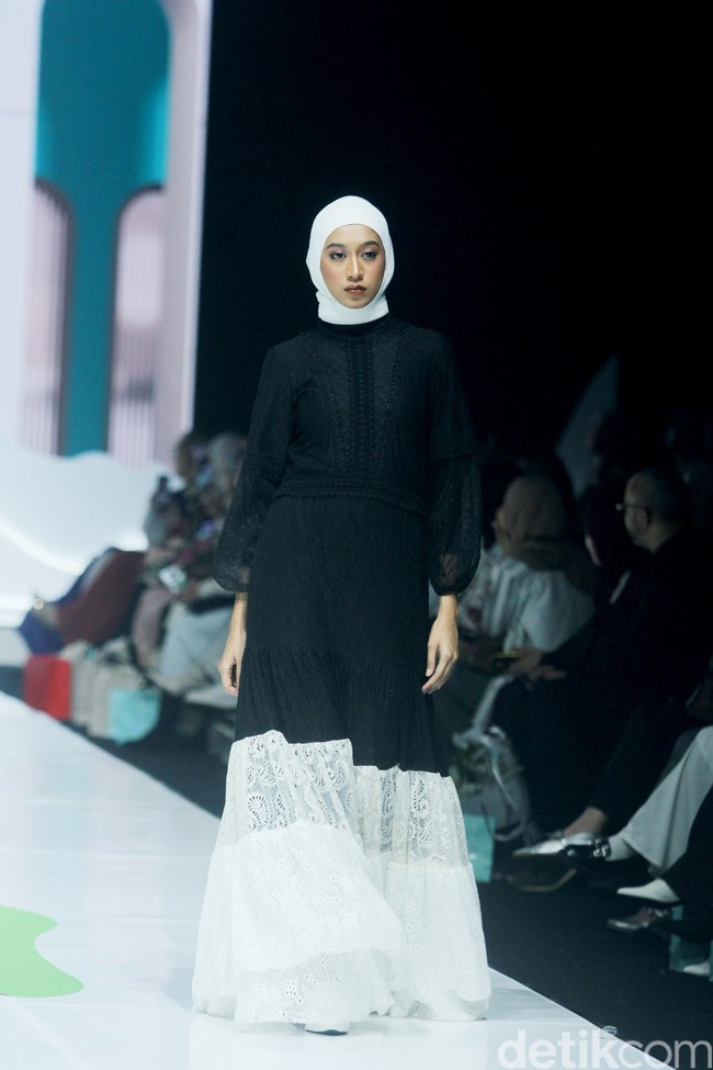 Fashion show koleksi Barli Asmara x Wardah di Jakarta Muslim Fashion Week 2025, ICE BSD, Tangerang, Banten, Jumat, [11/10/2024]. Foto: Mohammad Abduh/detikcom.