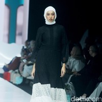 Fashion show koleksi Barli Asmara x Wardah di Jakarta Muslim Fashion Week 2025, ICE BSD, Tangerang, Banten, Jumat, [11/10/2024]. Foto: Mohammad Abduh/detikcom.