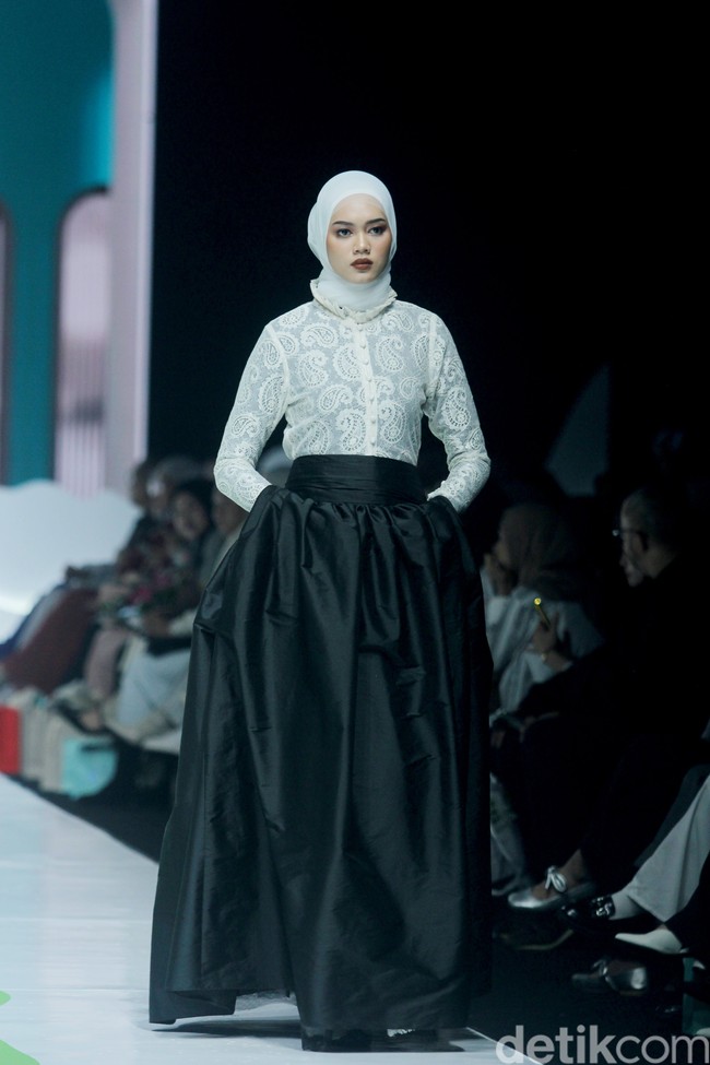 Fashion show koleksi Barli Asmara x Wardah di Jakarta Muslim Fashion Week 2025, ICE BSD, Tangerang, Banten, Jumat, [11/10/2024]. Foto: Mohammad Abduh/detikcom.