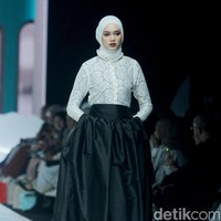 Fashion show koleksi Barli Asmara x Wardah di Jakarta Muslim Fashion Week 2025, ICE BSD, Tangerang, Banten, Jumat, [11/10/2024]. Foto: Mohammad Abduh/detikcom.