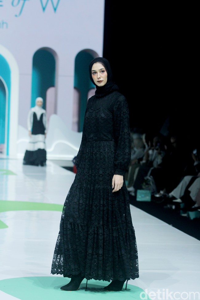 Fashion show koleksi Barli Asmara x Wardah di Jakarta Muslim Fashion Week 2025, ICE BSD, Tangerang, Banten, Jumat, [11/10/2024]. Foto: Mohammad Abduh/detikcom.