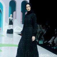 Fashion show koleksi Barli Asmara x Wardah di Jakarta Muslim Fashion Week 2025, ICE BSD, Tangerang, Banten, Jumat, [11/10/2024]. Foto: Mohammad Abduh/detikcom.
