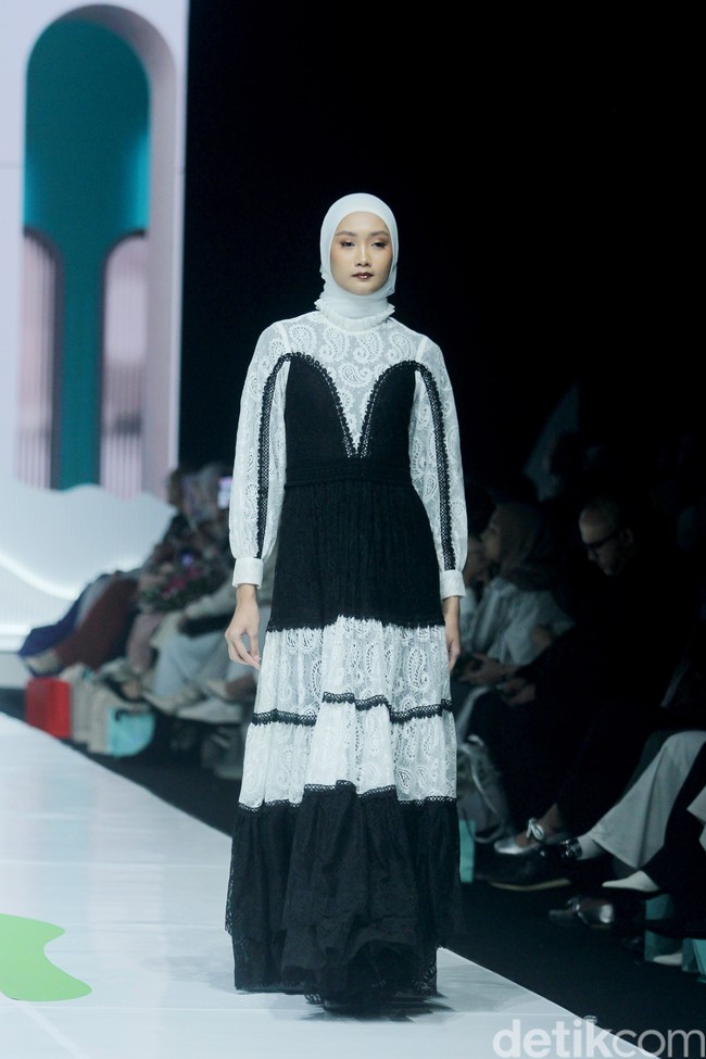 Fashion show koleksi Barli Asmara x Wardah di Jakarta Muslim Fashion Week 2025, ICE BSD, Tangerang, Banten, Jumat, [11/10/2024]. Foto: Mohammad Abduh/detikcom.