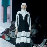 Fashion show koleksi Barli Asmara x Wardah di Jakarta Muslim Fashion Week 2025, ICE BSD, Tangerang, Banten, Jumat, [11/10/2024]. Foto: Mohammad Abduh/detikcom.