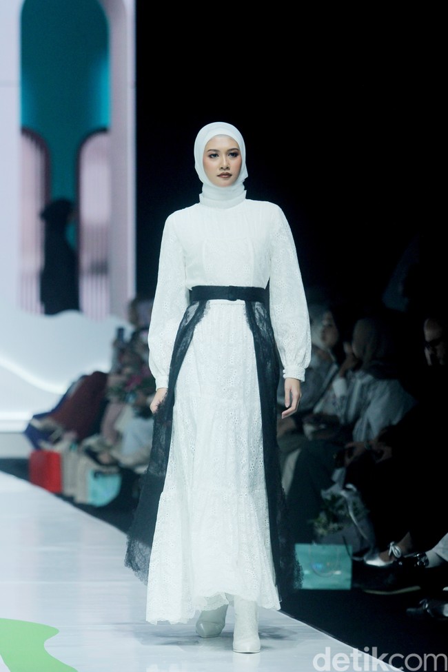 Fashion show koleksi Barli Asmara x Wardah di Jakarta Muslim Fashion Week 2025, ICE BSD, Tangerang, Banten, Jumat, [11/10/2024]. Foto: Mohammad Abduh/detikcom.