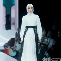 Fashion show koleksi Barli Asmara x Wardah di Jakarta Muslim Fashion Week 2025, ICE BSD, Tangerang, Banten, Jumat, [11/10/2024]. Foto: Mohammad Abduh/detikcom.