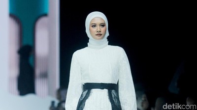 8 Koleksi Barli Asmara x Wardah di JMFW 2025, Busana Serba Hitam Putih