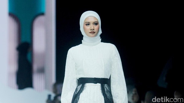 8 Koleksi Barli Asmara x Wardah di JMFW 2025, Busana Serba Hitam Putih