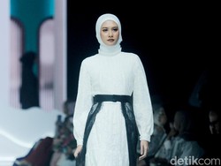 8 Koleksi Barli Asmara x Wardah di JMFW 2025, Busana Serba Hitam Putih