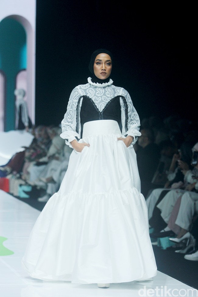 Fashion show koleksi Barli Asmara x Wardah di Jakarta Muslim Fashion Week 2025, ICE BSD, Tangerang, Banten, Jumat, [11/10/2024]. Foto: Mohammad Abduh/detikcom.