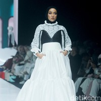 Fashion show koleksi Barli Asmara x Wardah di Jakarta Muslim Fashion Week 2025, ICE BSD, Tangerang, Banten, Jumat, [11/10/2024]. Foto: Mohammad Abduh/detikcom.
