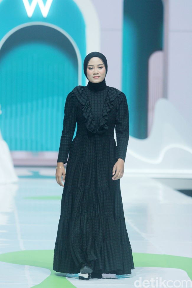 Fashion show koleksi Barli Asmara x Wardah di Jakarta Muslim Fashion Week 2025, ICE BSD, Tangerang, Banten, Jumat, [11/10/2024]. Foto: Mohammad Abduh/detikcom.