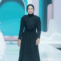 Fashion show koleksi Barli Asmara x Wardah di Jakarta Muslim Fashion Week 2025, ICE BSD, Tangerang, Banten, Jumat, [11/10/2024]. Foto: Mohammad Abduh/detikcom.
