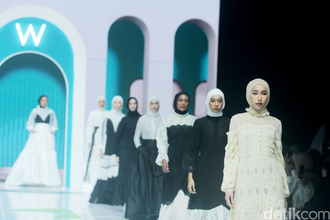 Fashion show koleksi Barli Asmara x Wardah di Jakarta Muslim Fashion Week 2025, ICE BSD, Tangerang, Banten, Jumat, [11/10/2024]. Foto: Mohammad Abduh/detikcom.