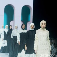 Fashion show koleksi Barli Asmara x Wardah di Jakarta Muslim Fashion Week 2025, ICE BSD, Tangerang, Banten, Jumat, [11/10/2024]. Foto: Mohammad Abduh/detikcom.