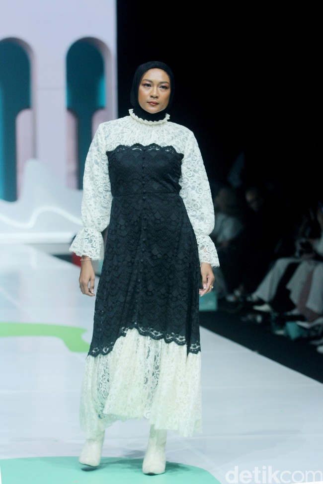 Fashion show koleksi Barli Asmara x Wardah di Jakarta Muslim Fashion Week 2025, ICE BSD, Tangerang, Banten, Jumat, [11/10/2024]. Foto: Mohammad Abduh/detikcom.