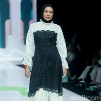 Fashion show koleksi Barli Asmara x Wardah di Jakarta Muslim Fashion Week 2025, ICE BSD, Tangerang, Banten, Jumat, [11/10/2024]. Foto: Mohammad Abduh/detikcom.
