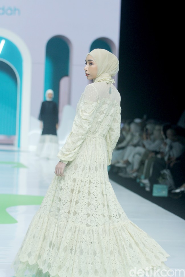 Fashion show koleksi Barli Asmara x Wardah di Jakarta Muslim Fashion Week 2025, ICE BSD, Tangerang, Banten, Jumat, [11/10/2024]. Foto: Mohammad Abduh/detikcom.