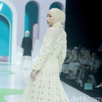 Fashion show koleksi Barli Asmara x Wardah di Jakarta Muslim Fashion Week 2025, ICE BSD, Tangerang, Banten, Jumat, [11/10/2024]. Foto: Mohammad Abduh/detikcom.