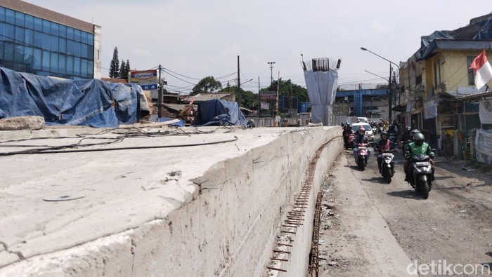 Kondisi konstruksi Flyover Nurtanio yang belum rampung dibangun