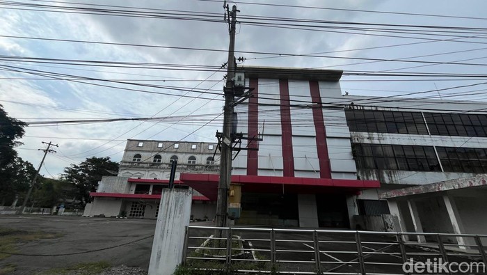 Kondisi LJ Hotel Medan tampak kosong dan tak terawat. (Kartika Sari/detikSumut)