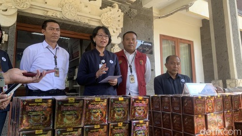 Konferensi pers BBPOM Denpasar terkait temuan ratusan obat tradisional ilegal yang beredar di Bali, Senin (14/10/2024). (Rizki Setyo Samudero/detikBali)