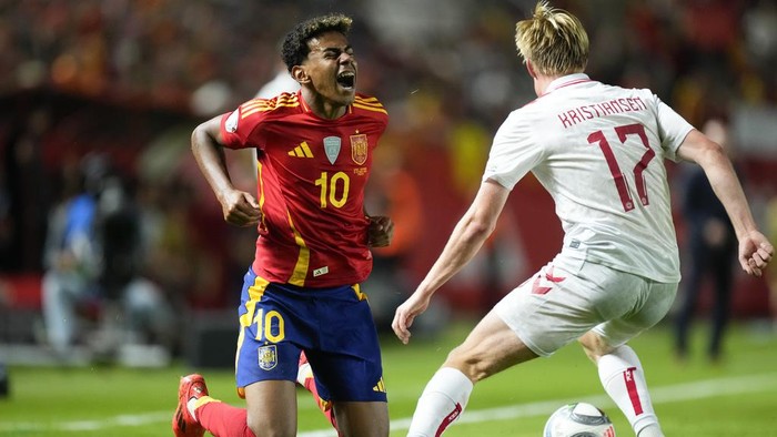 Spains Lamine Yamal, left, and Denmarks Victor Kristiansen battle for the ball during the UEFA Nations League group 4 soccer match between Spain and Denmark in Murcia, Spain, Saturday, Oct. 12, 2024. (AP Photo/Jose Breton)