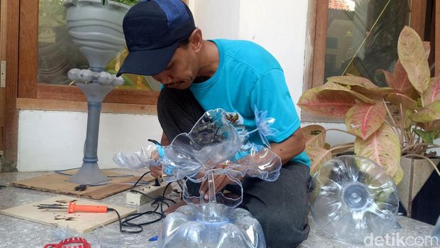 Seorang perajin asal Probolinggo memanfaat bahan daur ulang untuk dibuat lampu hias, Senin (13/10/20240. Lampu hiasan karya Syaifuddin Amrullah dijual mulai Rp 75 - Rp 100 ribu.