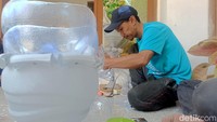 Perajin tersebut bernama Syaifuddin Amrullah (44). Dari kreatifitasnya merubah galon bekas menjadi lampu hias yang memiliki nilai jual.